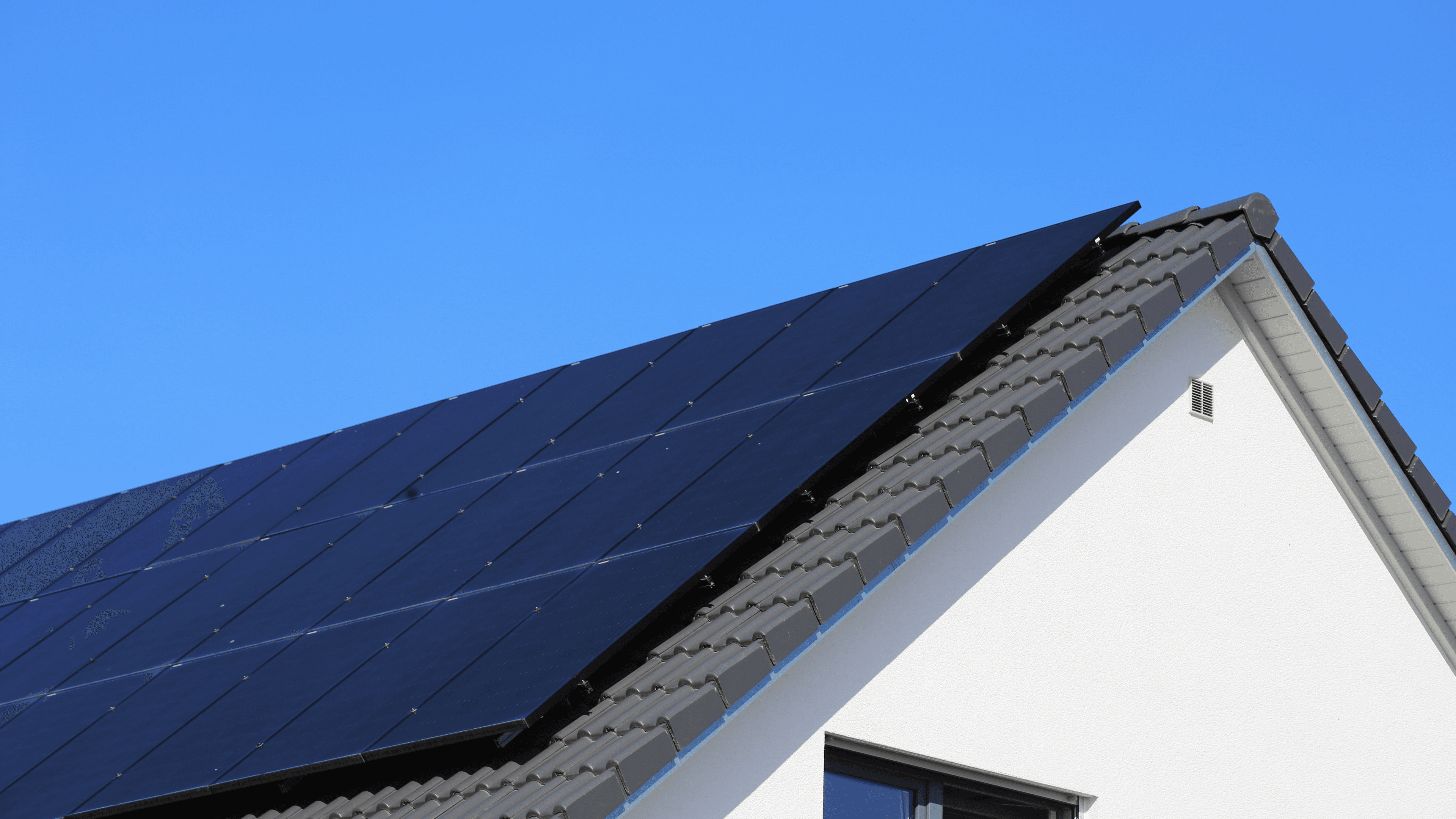 Leistungsstarke PV-Module auf einem Hausdach